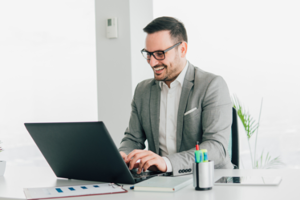 Descubra com Alexsander Luiz de Queiroz Silva se o ouro ainda tem espaço na sua carteira de investimentos.