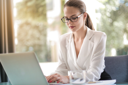Cristiane Ruon dos Santos destaca a alfaiataria sob medida como símbolo de elegância e identidade pessoal.