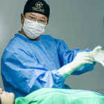 Lifting facial moderno busca resultados naturais sem aparência “esticada”, explica Milton Seigi Hayashi.