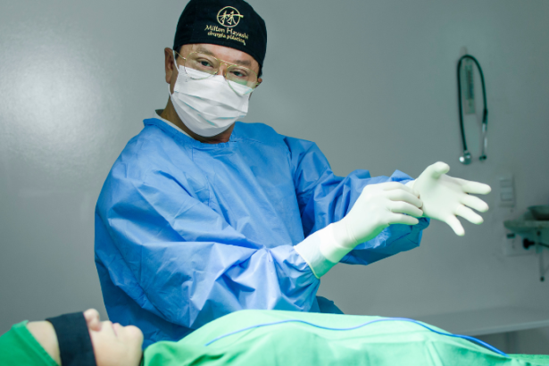 Lifting facial moderno busca resultados naturais sem aparência “esticada”, explica Milton Seigi Hayashi.