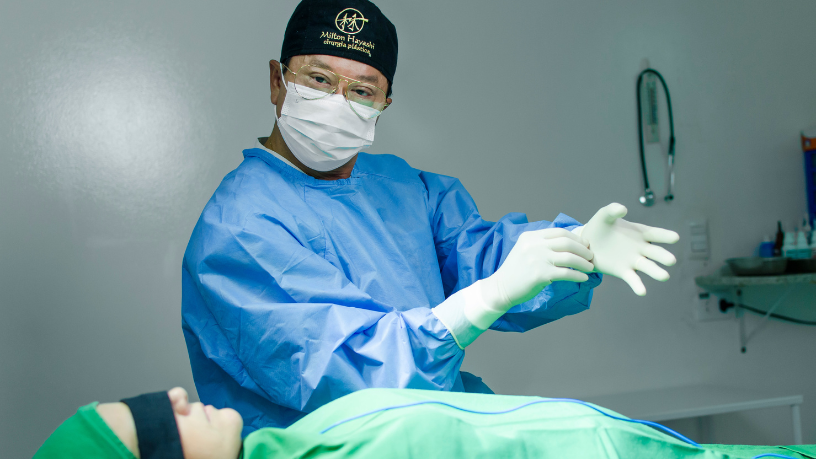 Lifting facial moderno busca resultados naturais sem aparência “esticada”, explica Milton Seigi Hayashi.