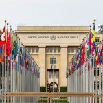 Edifício do escritório da ONU em Genebra decorado com bandeiras de diversos países