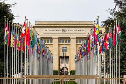Edifício do escritório da ONU em Genebra decorado com bandeiras de diversos países