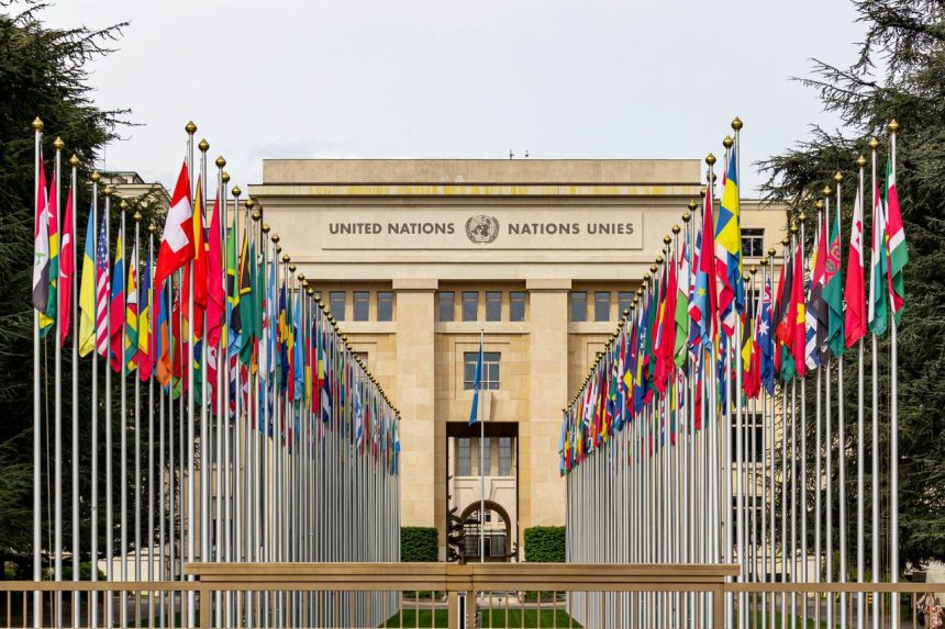 Edifício do escritório da ONU em Genebra decorado com bandeiras de diversos países