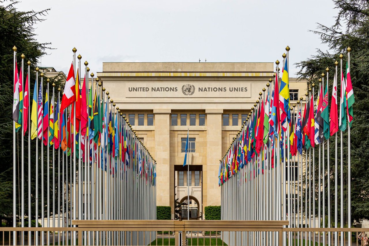 Edifício do escritório da ONU em Genebra decorado com bandeiras de diversos países