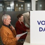 Eleitores votam em uma seção eleitoral durante o dia da eleição.