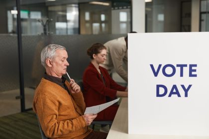 Eleitores votam em uma seção eleitoral durante o dia da eleição.