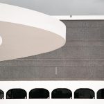 Fachada geométrica de um edifício institucional moderno em Brasília.