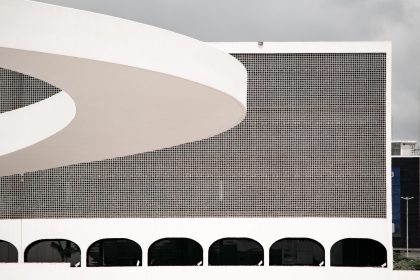 Fachada geométrica de um edifício institucional moderno em Brasília.