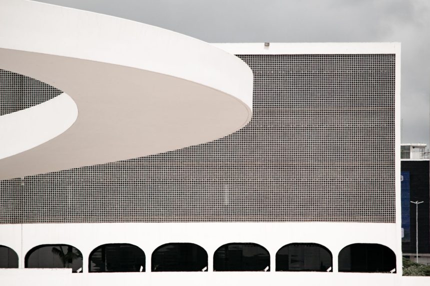 Fachada geométrica de um edifício institucional moderno em Brasília.