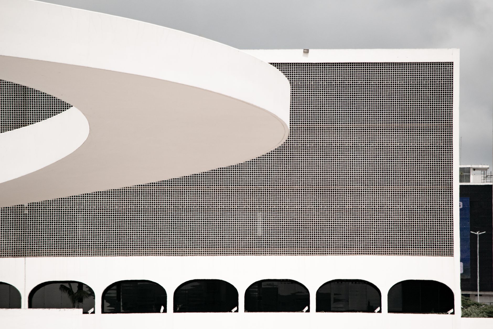 Fachada geométrica de um edifício institucional moderno em Brasília.